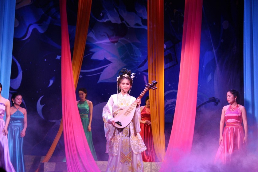 Trích đoạn “Bán mình chuộc cha” trong vở Kiều tại chuỗi chương trình nghệ thuật “Cải lương - “Tinh hoa nghệ thuật Việt”. (Ảnh: Lan My).