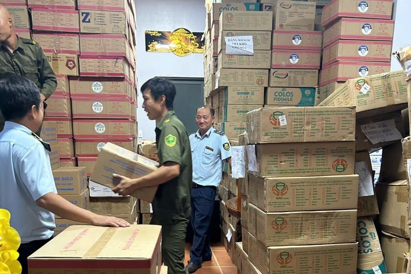 Lực lượng chức năng kiểm tra bên trong căn nhà không số tại ấp Xóm Mới, xã Tân Lân, huyện Cần Đước.