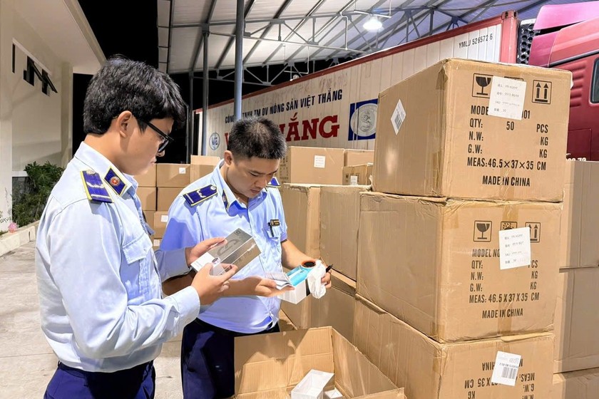Lực lượng quản lý thị trường kiểm tra lô hàng do nước ngoài sản xuất có dấu hiệu vi phạm.