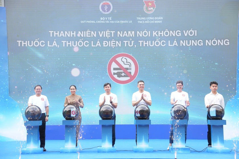 Lãnh đạo Trung ương Đoàn, đại diện WHO và lãnh đạo Đà Nẵng, cùng các bạn trẻ khởi động chiến dịch truyền thông phòng, chống tác hại của thuốc lá.