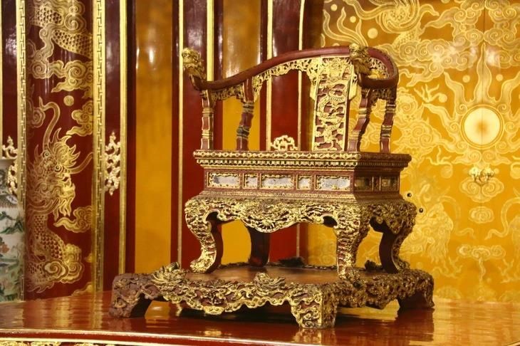 Ngai vua triều Nguyễn - Bảo vật quốc gia trước khi bị phá hoại. 