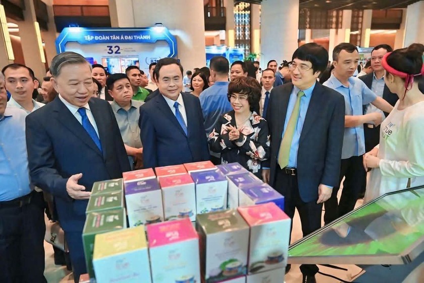 Tổng Bí thư Tô Lâm và Chủ tịch Quốc hội Trần Thanh Mẫn tham quan Triển lãm “Những thành tựu trong phát triển kinh tế tư nhân” sáng ngày 18/5/2025. (Ảnh: VGP) 