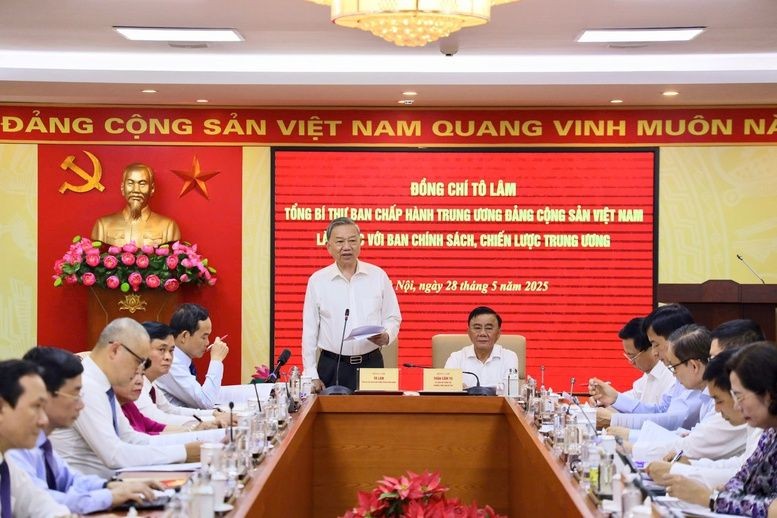 Tổng Bí thư Tô Lâm chủ trì buổi làm việc với Ban Chính sách, chiến lược Trung ương về cơ chế, chính sách quản lý hiệu quả thị trường vàng trong thời gian tới - Ảnh: VGP