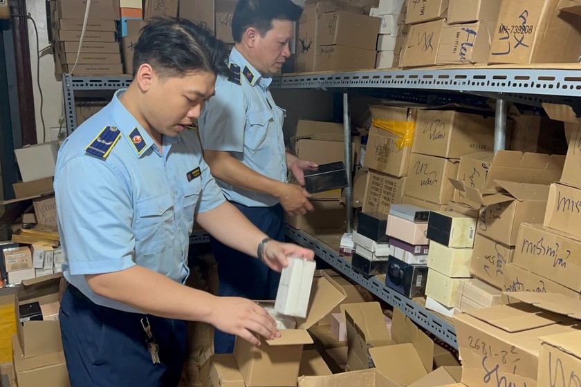 Lực lượng chức năng kiểm tra bên trong kho hàng tại phố Hàng Giấy, quận Hoàn Kiếm (Hà Nội).