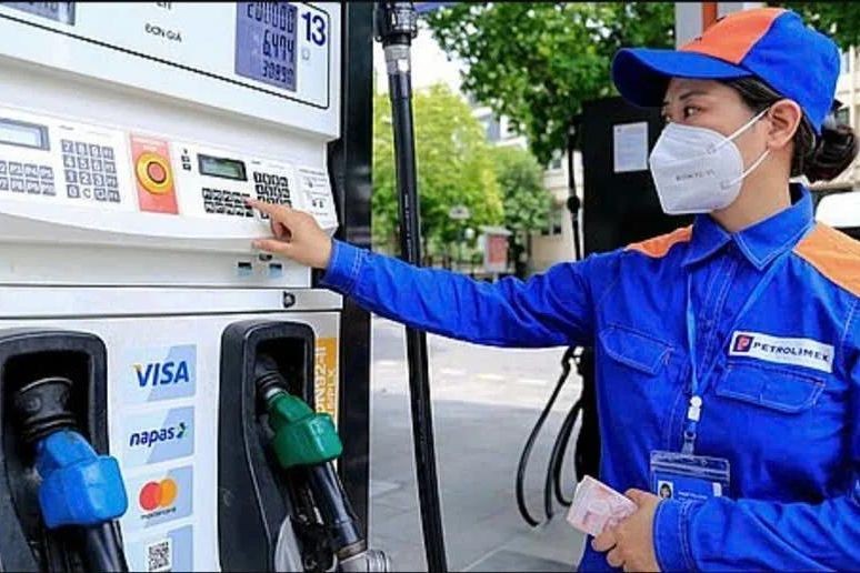 Giá xăng đồng loạt tăng từ 15h hôm nay. (Ảnh minh hoạ).