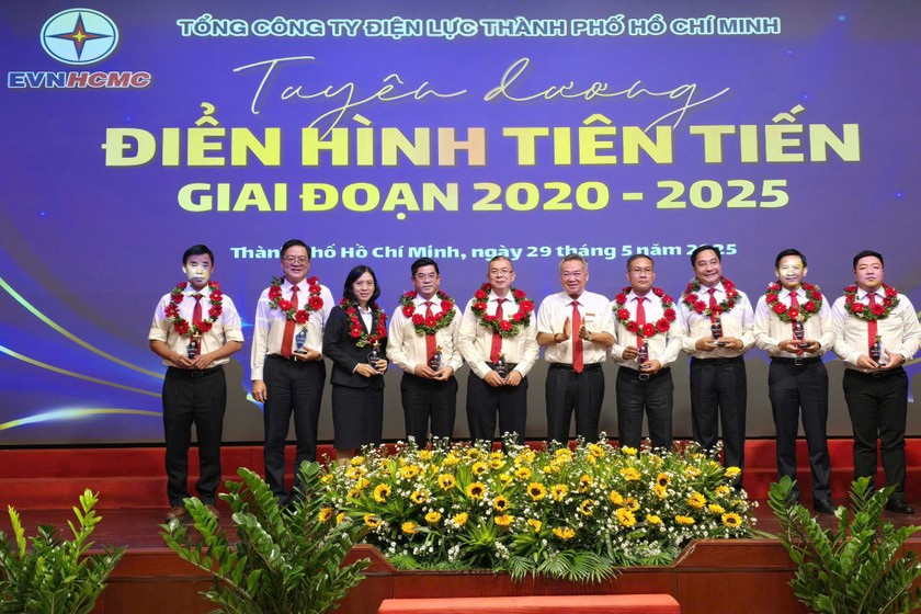 EVNHCMC tuyên dương 182 cá nhân tiêu biểu thi đua yêu nước