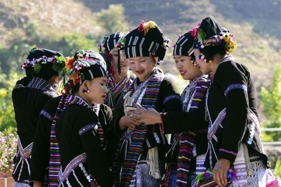 Phụ nữ ở vùng sâu, vùng xa không ngừng học hỏi để bắt nhịp với xu hướng chuyển đổi số. (Ảnh: Phụ nữ Việt Nam)