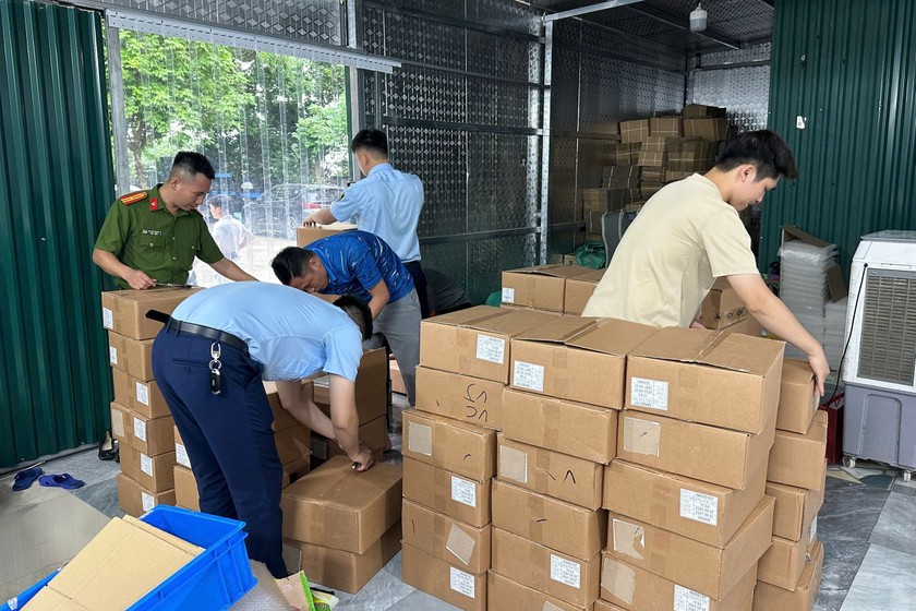 Lực lượng chức năng kiểm tra điểm kinh doanh bên trong khuôn viên Trường mầm non xã Yên Thường cũ, thôn Lại Hoàng, xã Yên Thường, huyện Gia Lâm.