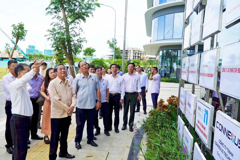 Bí thư Thành ủy Đà Nẵng Nguyễn Văn Quảng giới thiệu với Đoàn công tác về các doanh nghiệp đầu tư vào Công viên phần mềm số 2. (Ảnh: ĐBND)