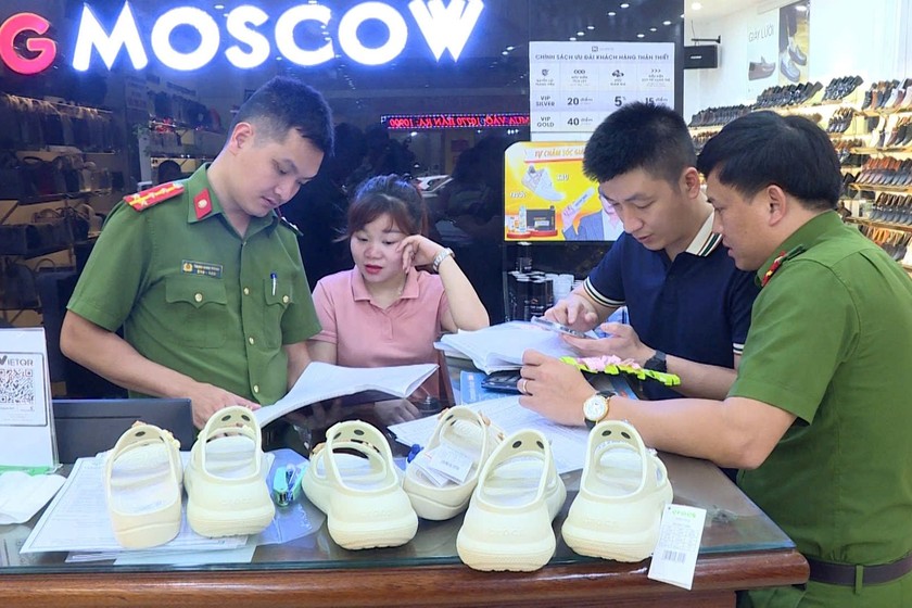 Lực lượng chức năng kiểm tra tại cửa hàng Tùng Moscow.