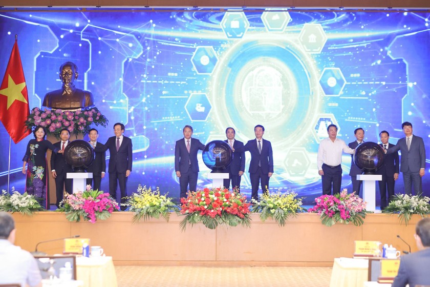 Thủ tướng Phạm Minh Chính và các đại biểu thực hiện nghi thức khai trương Cổng Pháp luật quốc gia - Ảnh VGP.