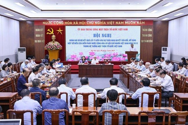 UBTƯ MTTQ Việt Nam vừa tổ chức Hội nghị đánh giá sơ bộ kết quả lấy ý kiến vào dự thảo Nghị quyết sửa đổi, bổ sung một số điều của Hiến pháp năm 2013 trong hệ thống MTTQ Việt Nam. (Ảnh: Quang Vinh)