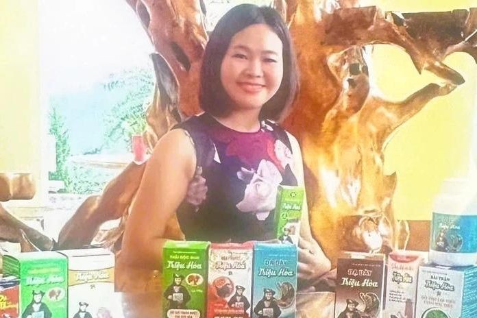 Hoàng Thị Ngọc và các sản phẩm thực phẩm chức năng giả có liên quan tới vụ án. 