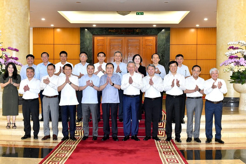 Tổng Bí thư Tô Lâm với các đồng chí thành viên Ban Chỉ đạo tham dự phiên họp.