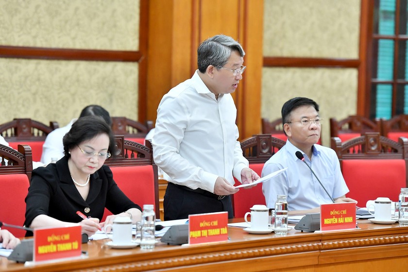 Đồng chí Nguyễn Hải Ninh - Ủy viên Trung ương Đảng, Bộ trưởng Bộ Tư pháp trình bày báo cáo tại phiên họp. (Ảnh trong bài: Đăng Khoa/Nhandan.vn)