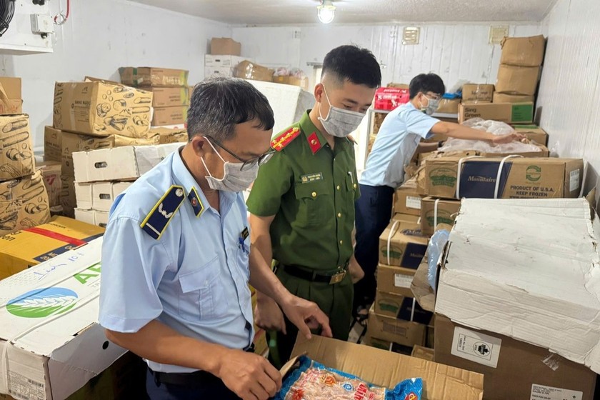 Lực lượng chức năng kiểm tra kho hàng của Công ty TNHH xuất nhập khẩu Thịnh Phát Food. 