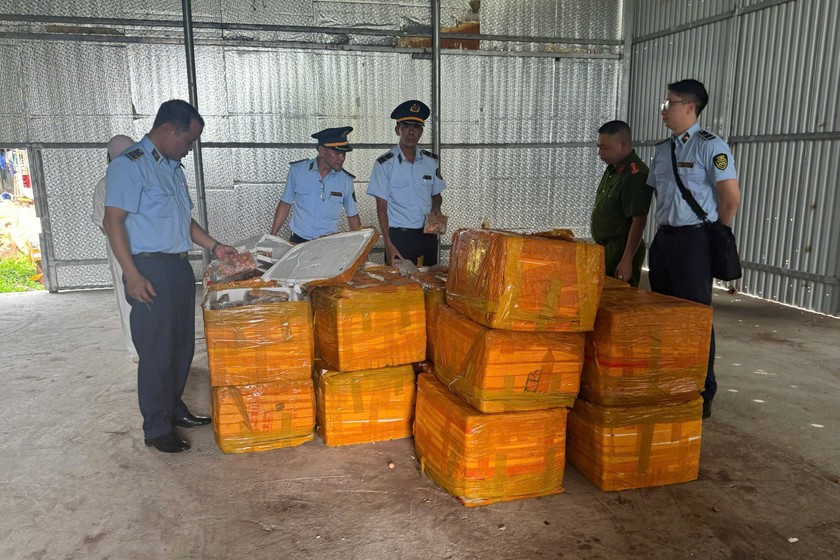 Lực lượng chức năng phát hiện trứng gà non không rõ nguồn gốc, xuất xứ.