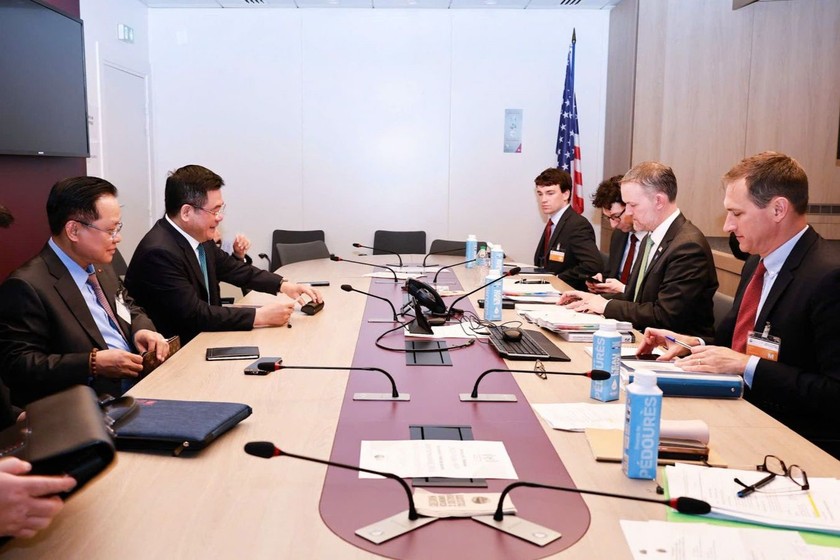 Quang cảnh phiên đàm phán diễn ra bên lề Hội nghị hội đồng bộ trưởng OECD tại thủ đô Paris, Cộng hòa Pháp.
