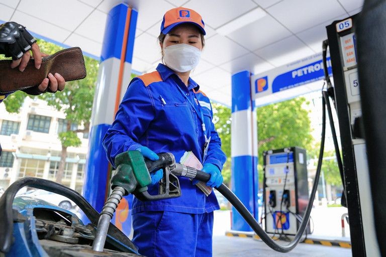 Giá xăng trong nước tiếp tục tăng từ 15h chiều nay (Ảnh minh hoạ).