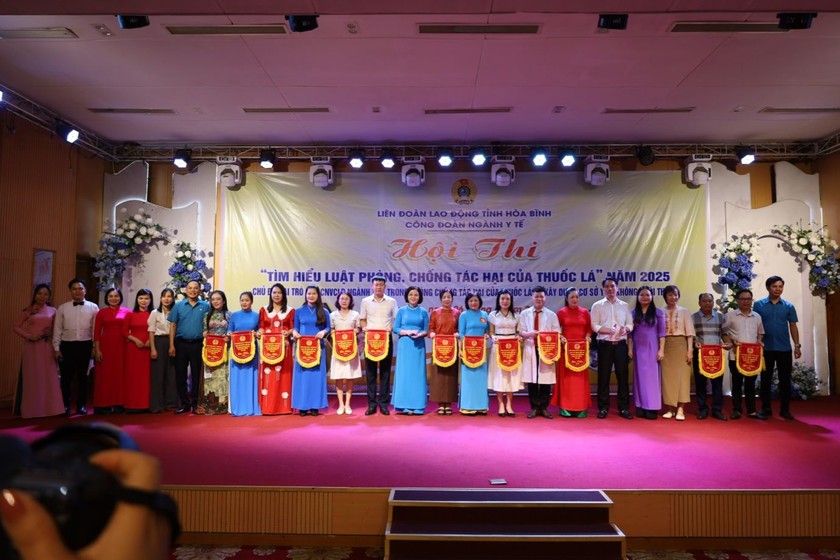 Ban tổ chức trao Cờ lưu niệm cho các đội tham dự hội thi.