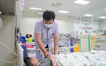 Bác sĩ thăm khám cho bệnh nhi bị ngộ độc tại khoa Cấp cứu và Chống độc, Bệnh viện Nhi Trung ương.