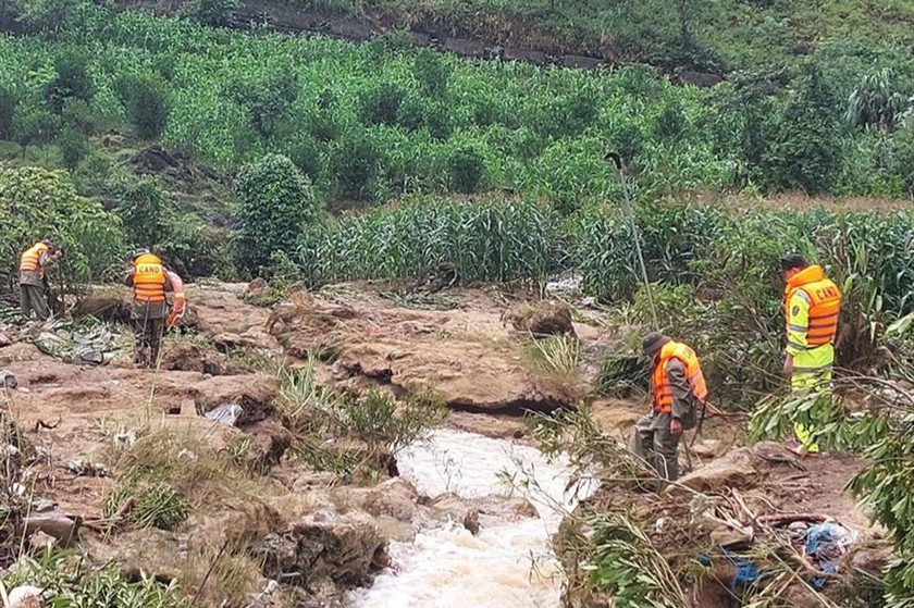 Công an thị trấn Mường Khương và các lực lượng vẫn đang nỗ lực tìm kiếm nạn nhân mất tích. (Ảnh: BCA)