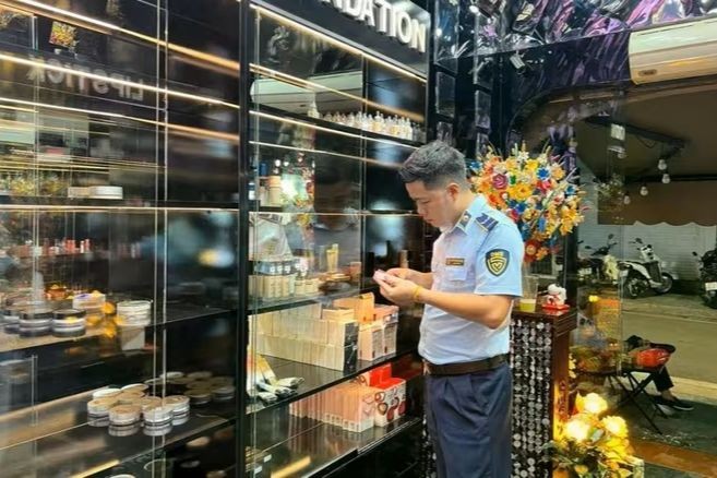 Lực lượng chức năng kiểm tra hàng hoá bên trong cửa hàng làm đẹp Tinna Lê Make Up .