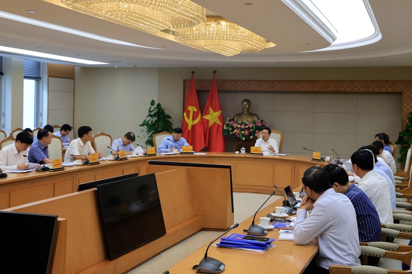 Phó Thủ tướng Trần Hồng Hà chủ trì cuộc họp về Đề án thành lập, tổ chức và hoạt động của Trung tâm liên kết, sản xuất, chế biến và tiêu thụ sản phẩm nông nghiệp vùng ĐBSCL tại TP Cần Thơ. (Ảnh: VGP)
