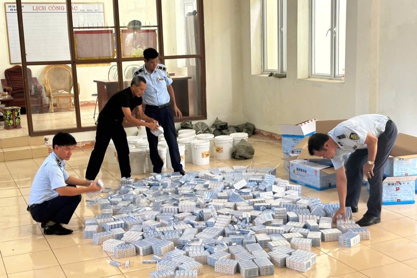 Lực lượng QLTT tỉnh Quảng Ninh tiến hành kiểm đếm thuốc tân dược bị bắt giữ.