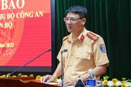 Đại tá Đỗ Thanh Bình, Cục trưởng Cục Cảnh sát giao thông phát biểu tại buổi lễ.