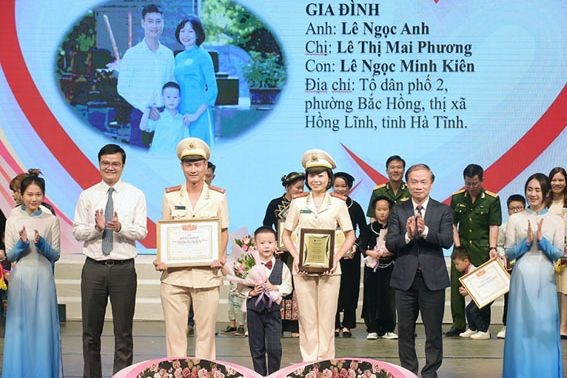 Gia đình anh Lê Ngọc Anh (SN 1990) và chị Lê Thị Mai Phương (SN 1991) công tác tại Công an tỉnh là đại diện duy nhất của Hà Tĩnh được Hội Liên hiệp Thanh niên Việt Nam vinh danh “Gia đình trẻ Việt Nam tiêu biểu” năm 2022. (Ảnh minh họa - Nguồn: Báo Hà Tĩnh).