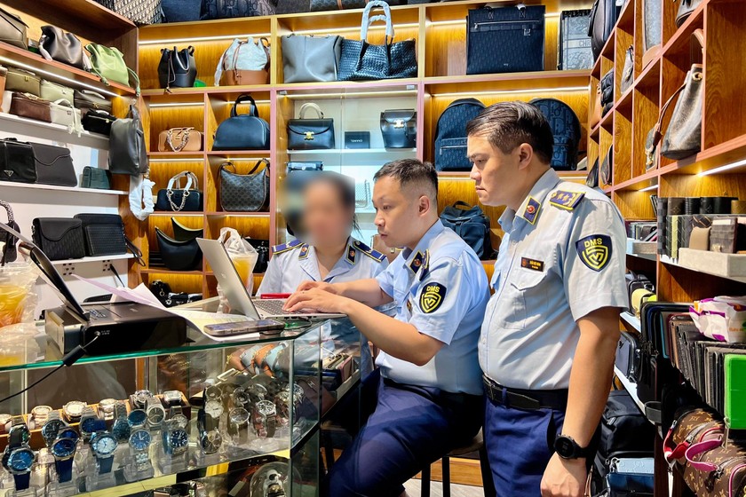 Lực lượng chức năng kiểm tra tại Trung tâm thương mại Saigon Square (TP HCM). 