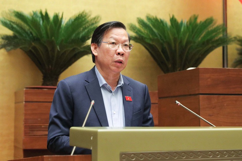 Chủ nhiệm Ủy ban Kinh tế và Tài chính Phan Văn Mãi trình bày báo cáo tiếp thu ý kiến giải trình ý kiến ĐBQH trước khi Quốc hội bấm nút. (Ảnh: VGP).