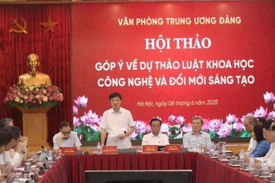 Ông Nguyễn Duy Ngọc - Ủy viên Bộ Chính trị, Chủ nhiệm Ủy ban Kiểm tra Trung ương phát biểu tại Hội thảo. 