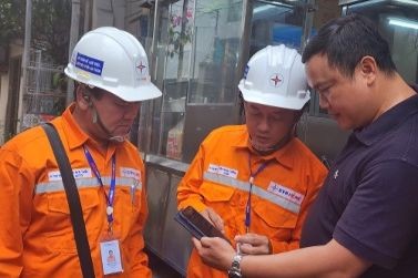 Nhân viên EVNHCMC hướng dẫn khách hàng thanh toán tiền điện qua App EVNHCMC.