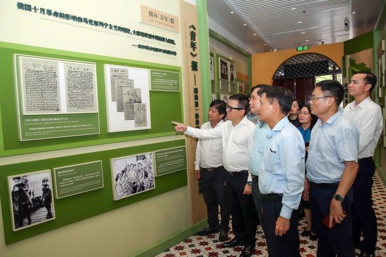 Ủy viên Trung ương Đảng, Tổng Biên tập Báo Nhân Dân, Phó Trưởng Ban Tuyên giáo và Dân vận Trung ương, Chủ tịch Hội Nhà báo Việt Nam Lê Quốc Minh và các đại biểu thăm trụ sở Hội Việt Nam Cách mạng Thanh niên - nơi Chủ tịch Hồ Chí Minh xuất bản tờ báo Thanh Niên năm 1925 (Quảng Châu, Trung Quốc). (Ảnh: TTXVN phát) 