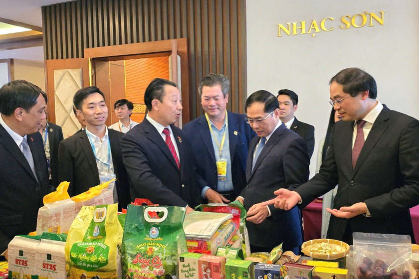 Phó Thủ tướng Chính phủ, Bộ trưởng Bộ Ngoại giao Bùi Thanh Sơn cùng các đại biểu tham quan không gian trưng bày các sản phẩm của tỉnh Lào Cai tại Chương trình “Gặp gỡ 2025: Lào Cai - Trung tâm kết nối giao thương kinh tế giữa Việt Nam và các nước ASEAN với vùng Tây Nam Trung Quốc”.