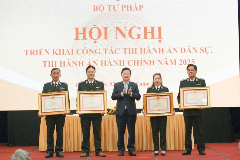 Thứ trưởng Mai Lương Khôi trao Bằng khen cho các tập thể, cá nhân có thành tích xuất sắc trong công tác THADS. (Ảnh: Cẩm Tú)
