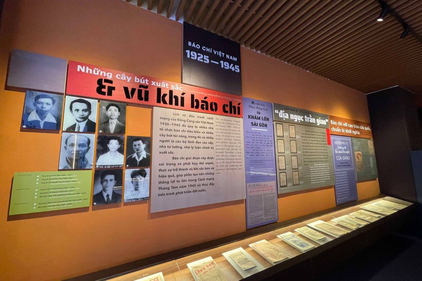 Không gian trưng bày báo chí giai đoạn 1925 - 1945 với những cây bút xuất sắc và vũ khí báo chí tại Bảo tàng Báo chí Việt Nam. (Ảnh: T.N) 