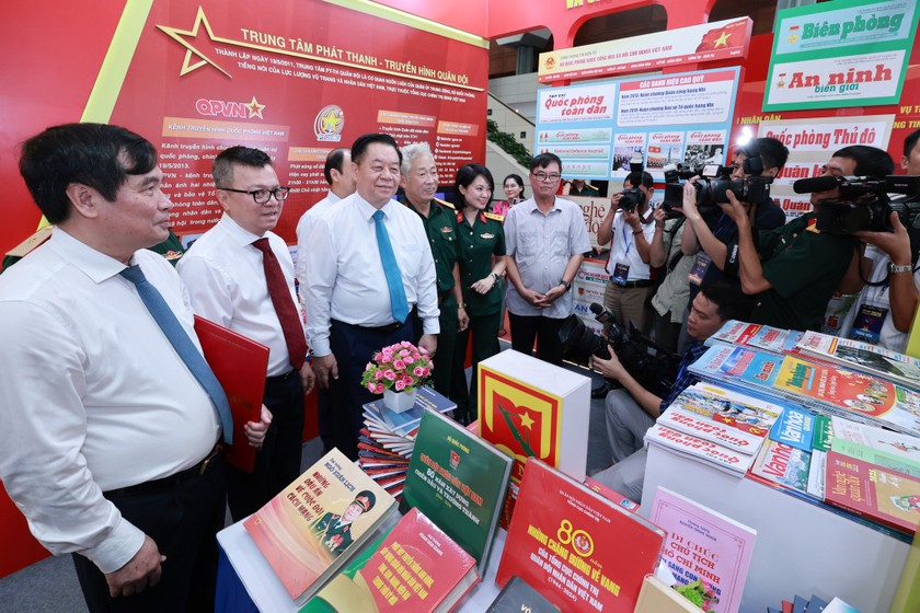 Các đại biểu tham quan tại các gian hàng báo chí tại Hội báo toàn quốc 2025.