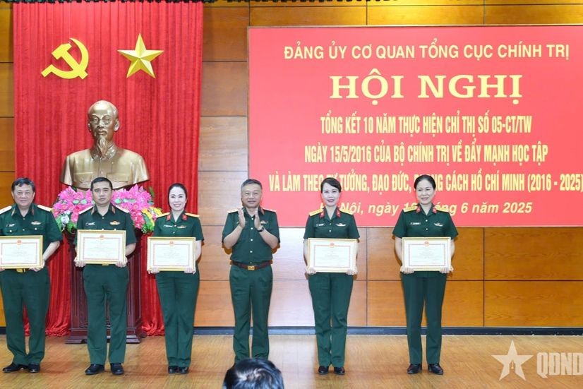 Thượng tướng Lê Quang Minh trao Bằng khen tặng các tập thể, cá nhân có thành tích xuất sắc trong thực hiện Chỉ thị số 05. (Ảnh: qdnd.vn)