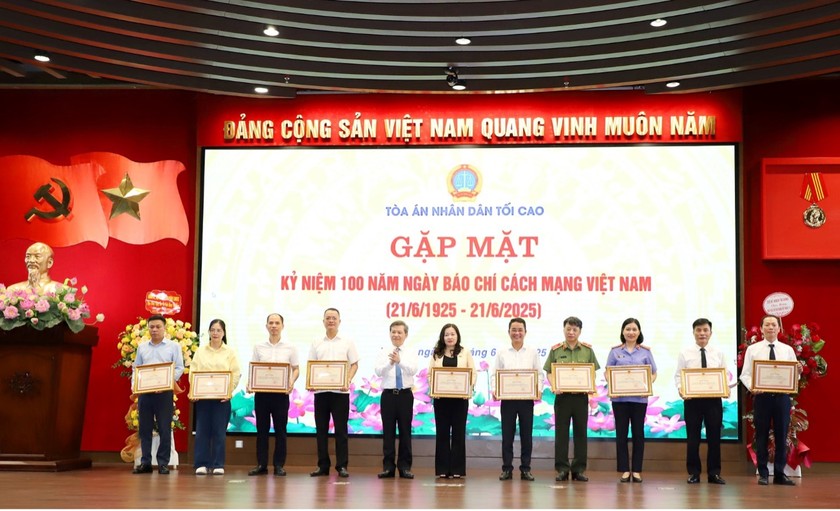 Chánh án Lê Minh Trí trao tặng Bằng khen cho các tập thể thuộc các cơ quan báo chí trong và ngoài Tòa án, đã có thành tích xuất sắc trong công tác thông tin, tuyên truyền về TAND, góp phần vào sự nghiệp xây dựng và phát triển của TAND.
