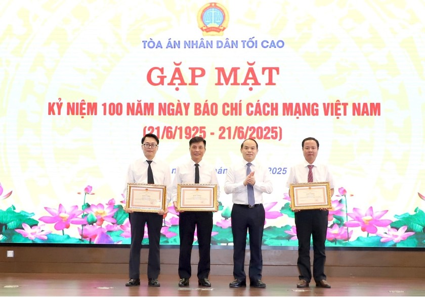Đồng chí Nguyễn Quốc Đoàn - Ủy viên Trung ương Đảng, Phó Bí thư Thường trực Đảng ủy, Phó Chánh án TANDTC trao Bằng khen cho các cá nhân.