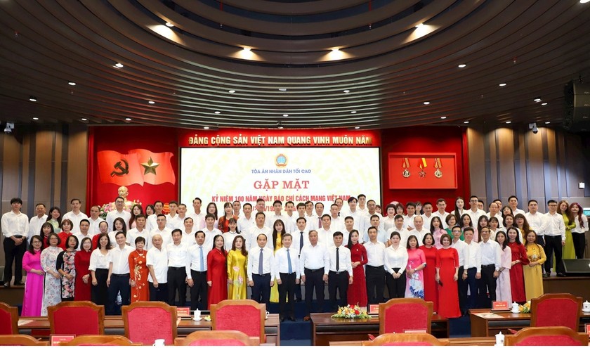 Chánh án Lê Minh Trí và Lãnh đạo, Thành viên Hội đồng Thẩm phán TANDTC chụp hình cùng toàn thể công chức, viên chức, nhà báo, phóng viên, người lao động các cơ quan báo chí của TANDTC.