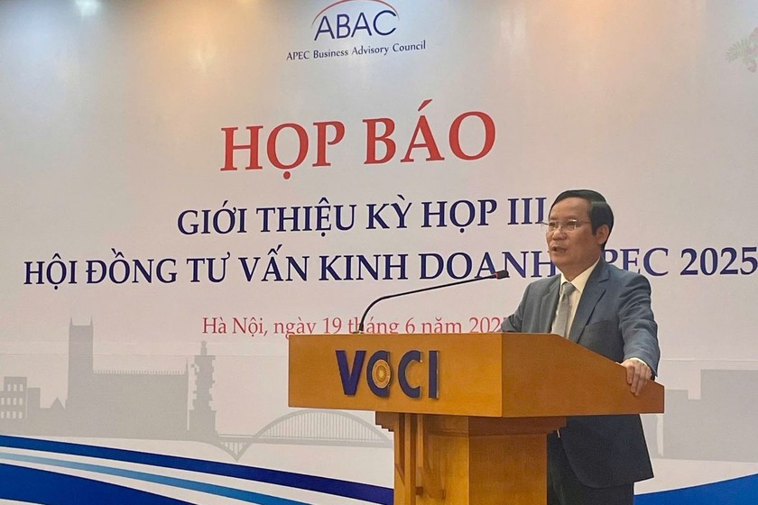 Ông Phạm Tấn Công - Chủ tịch VCCI, Chủ tịch ABAC Việt Nam thông tin tại buổi họp báo.