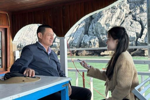 Phóng viên Linh Chi phỏng vấn nhân vật trong chuyến thực địa tại Vườn quốc gia Cát Bà. (Ảnh trong bài: NVCC)