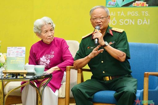 Đại tá PGS-TS Hồ Sơn Đài khi ra mắt cuốn sách “Báo Quân giải phóng miền Nam Việt Nam (1963-1975)” và diện mạo tờ báo Quân giải phóng (chụp lại từ sách). (Ảnh: PV)