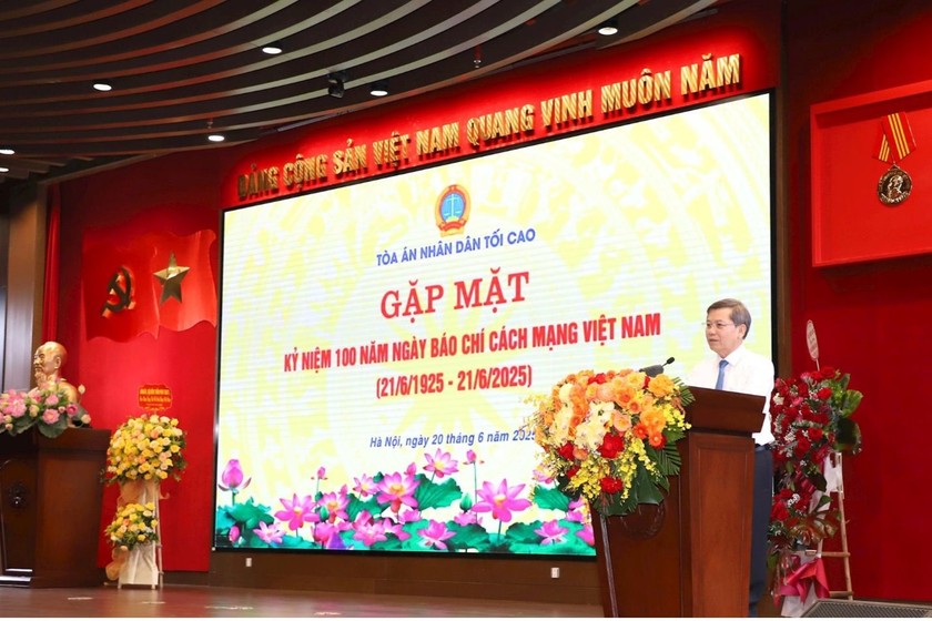 Đồng chí Lê Minh Trí - Bí thư Trung ương Đảng, Bí thư Đảng ủy, Chánh án TANDTC phát biểu tại buổi gặp mặt các cơ quan báo chí nhân kỷ niệm 100 năm Ngày Báo chí Cách mạng Việt Nam.