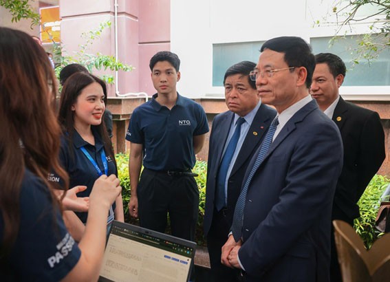 Phó Thủ tướng Nguyễn Chí Dũng, Bộ trưởng Bộ KH&amp;CN Nguyễn Mạnh Hùng cùng các đại biểu tham quan các gian hàng trình diễn sản phẩm KH&amp;CN. (Ảnh minh họa: MOST)