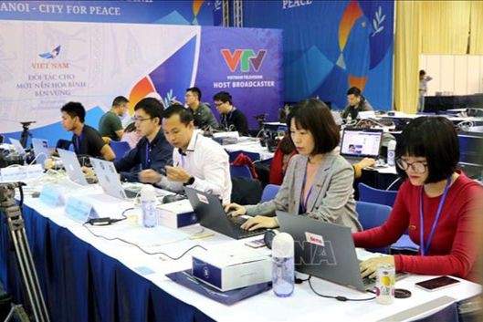 Việc ứng dụng các công cụ AI vào hoạt động báo chí giúp nâng cao vai trò nghề nghiệp trong thời đại công nghệ số. (Ảnh: TTXVN)